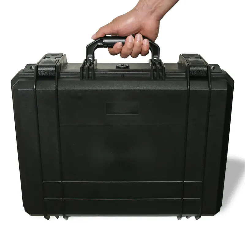 کیف حمل کمپرسور باد 174 لیتر در دست یک نفر