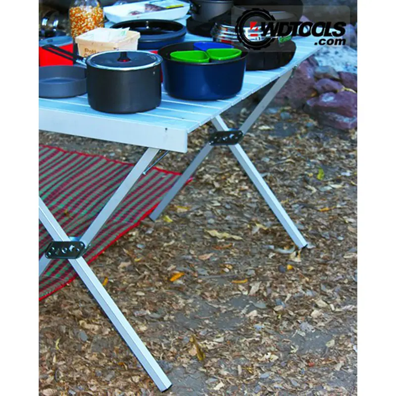 نمای نزدیک از میز سفری در فضای باز در حال استفاده