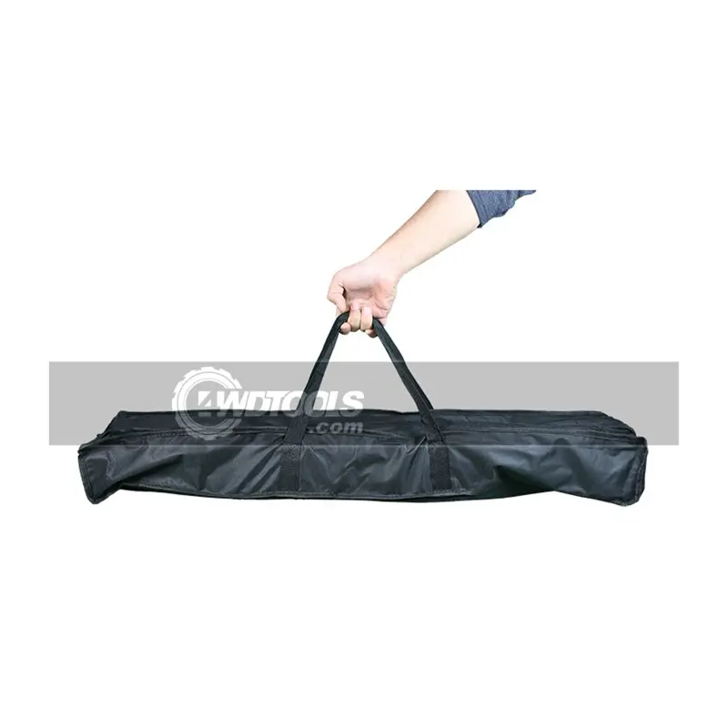 کیف حمل میز پیک نیک مدل CFTA8 در دست یک نفر