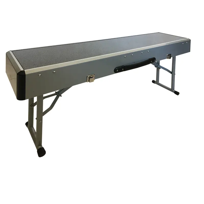 نمای نزدیک از میز تا شده در حالت ایستاده