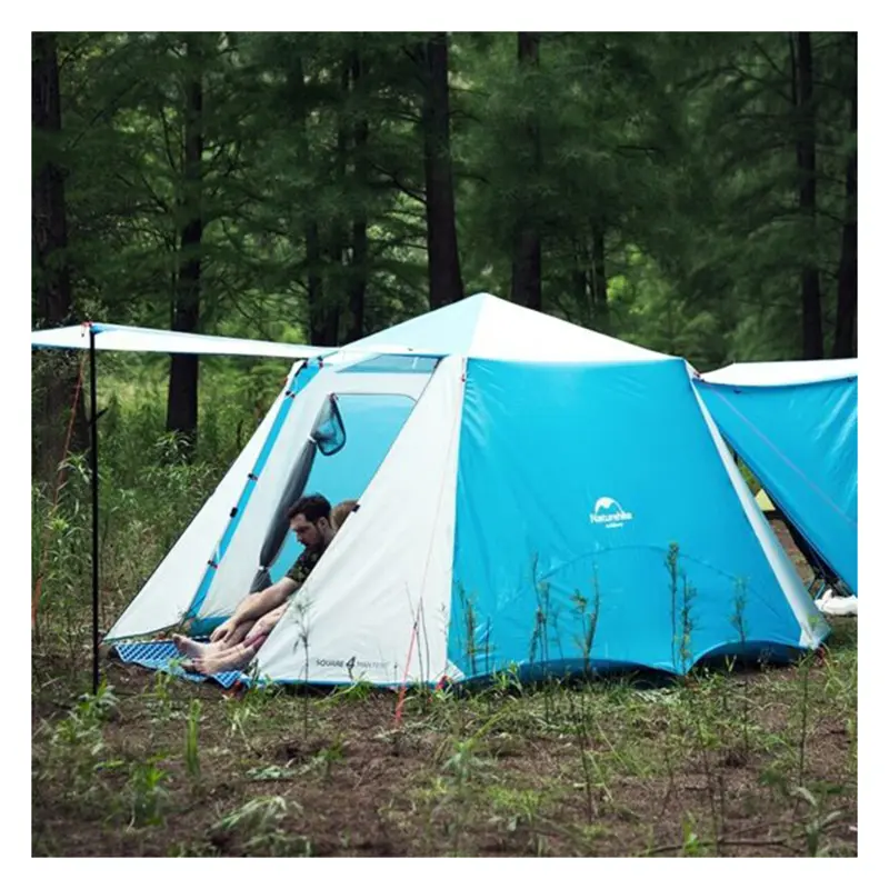 فردی داخل چادر اتوماتیک نیچر هایک مدل Square