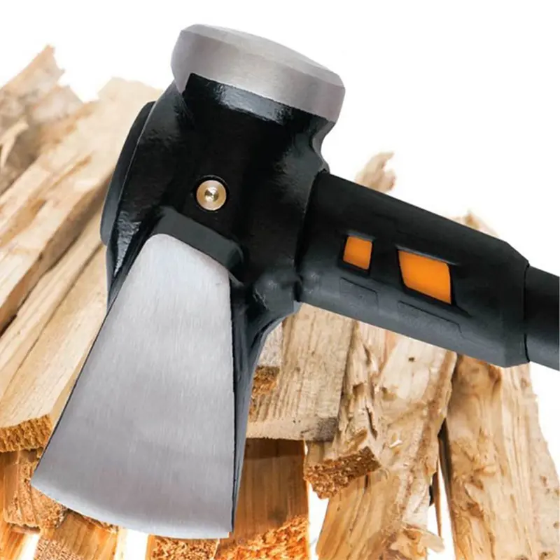 نمای نزدیک از سری تبر و پتک فیسکارس در کنار چند تکه چوب