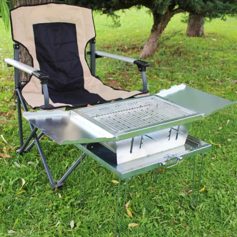 باربیکیو و گریل میز دار 4x4Class در کنار صندلی تاشو
