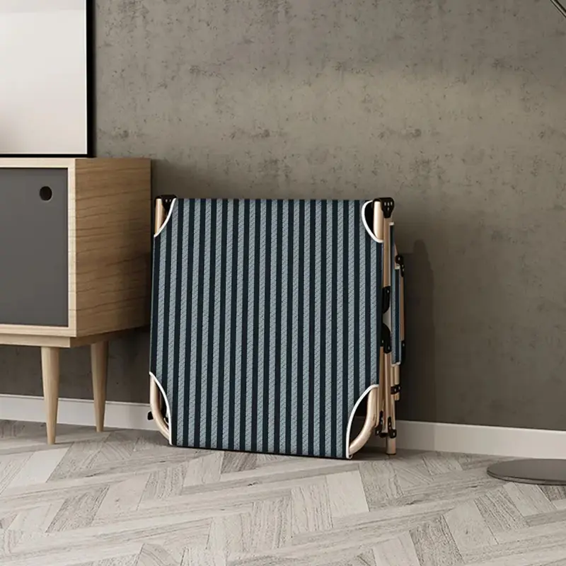 تخت خواب و آفتاب گیر در حالت تا شده کنار دیوار