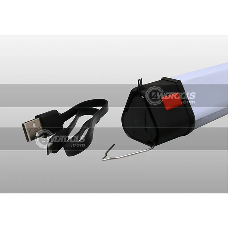 چراغ کمپ و کار تی مکس در کنار کابل شارژ