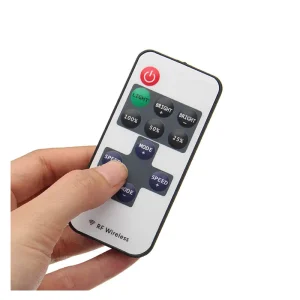 ریموت بی سیم برج نور 500 وات در دست یک نفر