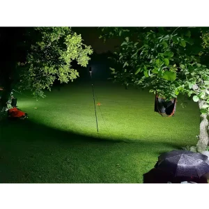 چراغ کمپینگ در حالت استفاده در فضای سبز