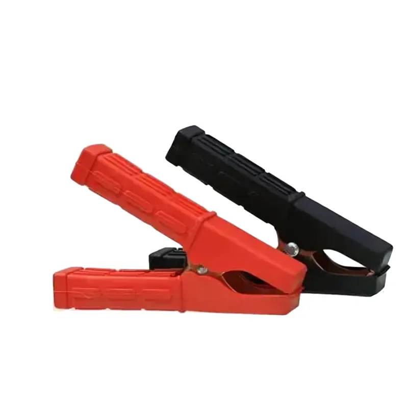 نمای نزدیک از گیره های سرباتری