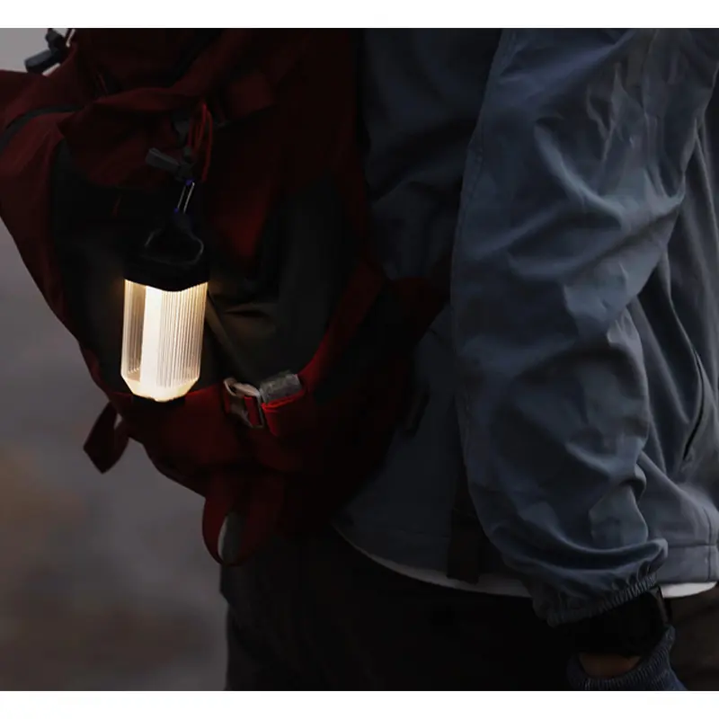 چراغ کمپینگ جیبی (Wild Land) اویزان شده به کوله پشتی