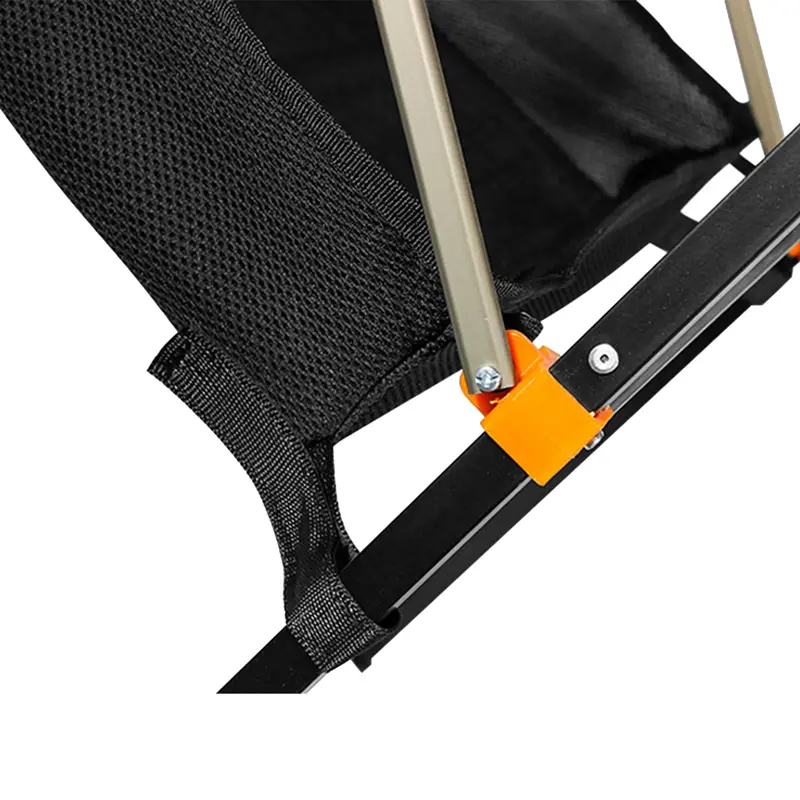 جزئیات میز آلومینیومی با سبد زیر میز از نمای نزدیک