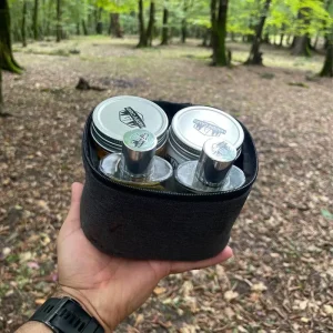 کیف برزنتی ادویه قرار گرفته در دست در فضای باز