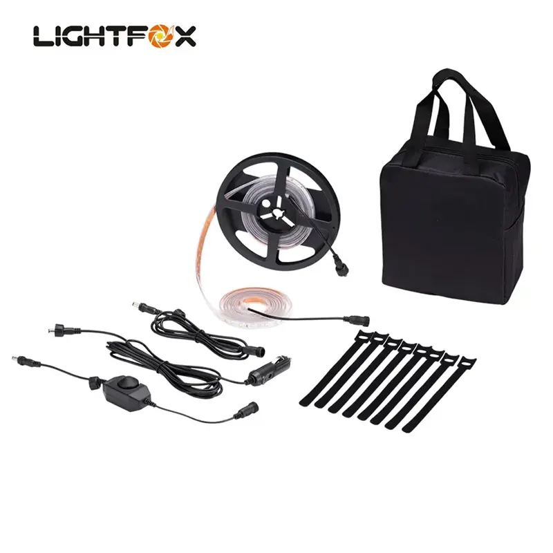 جزئیات پک روشنایی کمپ در کنار کیف حمل از نمای روبرو