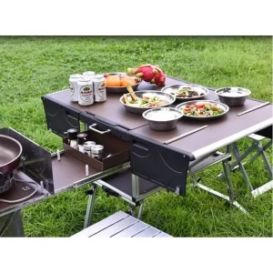 مواد غذایی روی ست میز و صندلی کمپینگ بولین