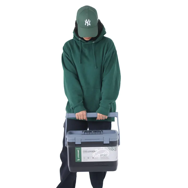 کول باکس گرفته شده در دست از نمای روبرو