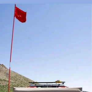 نمای نزدیک از میل پرچم یک تکه 2.7 متر در حالت نصب شده