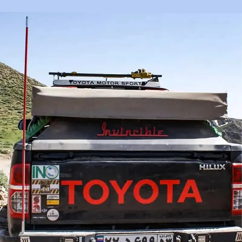 نمای روبرو از میل پرچم یک تکه 2.7 متر نصب شده در پشت خودرو