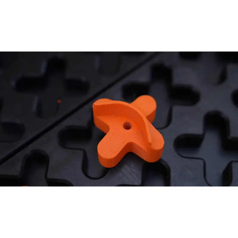 هولدر کفپوش نظم دهنده زیپ کمپ مدل HB2 نصب شده روی کفپوش