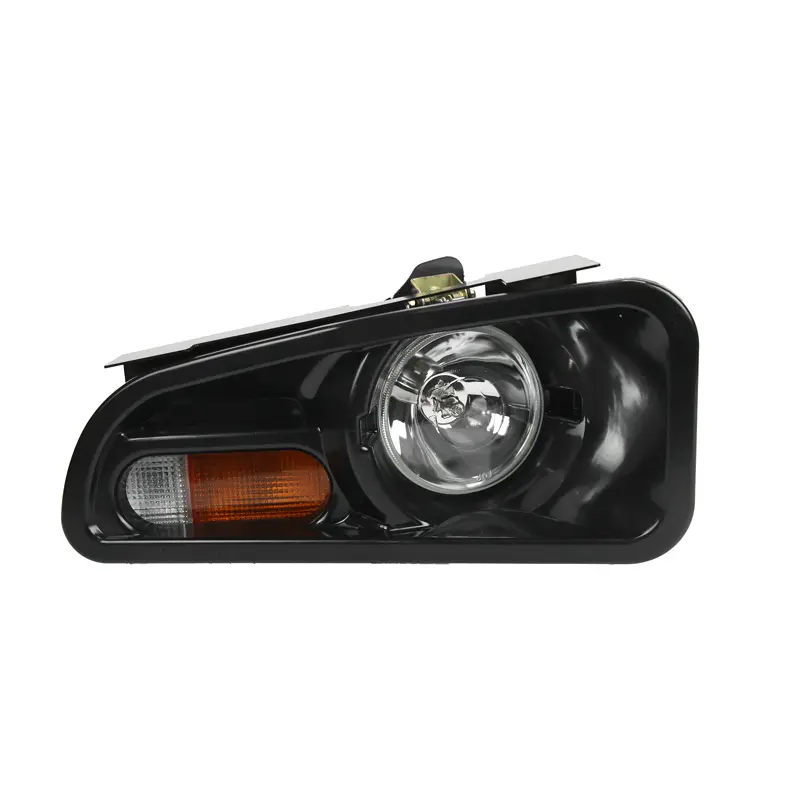 چراغ مه شکن و راهنمای فلزی از نمای روبرو