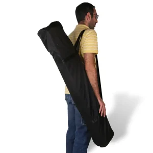 میز تا شده داخل کیف حمل روی دوش یک نفر