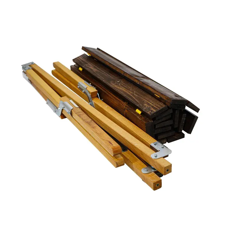 نمای نزدیک از حالت تاشده میز چوبی تاشو سفری