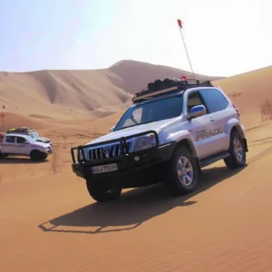 خودرو آفرودی در فضای کویری همراه با سپر جلو فولادی گارد دار