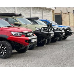 نمای کنار از تعدادی خودرو همراه با سپر جلو فولادی نصب شده