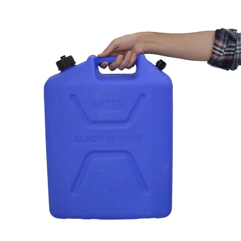 نمای روبرو از گالن حمل سوخت در دست یک نفر رنگ آبی