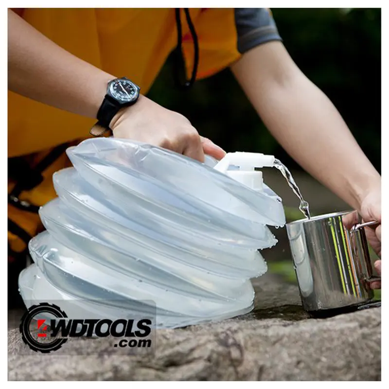 نمای روبرو از گالن آب 12 لیتری پلی اتیلن در حال استفاده