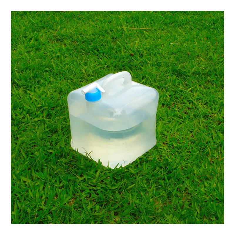 گالن آب 20 لیتری پلاستیکی در فضای باز