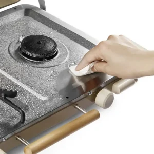 نمای نزدیک از پاک کردن صفحه اجاق گاز