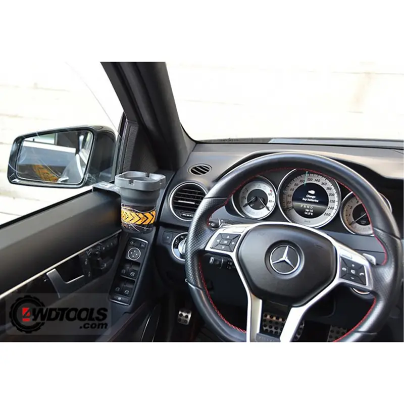 زیر سیگاری لیوانی مشکی نصب شده کنار شیشه خودرو