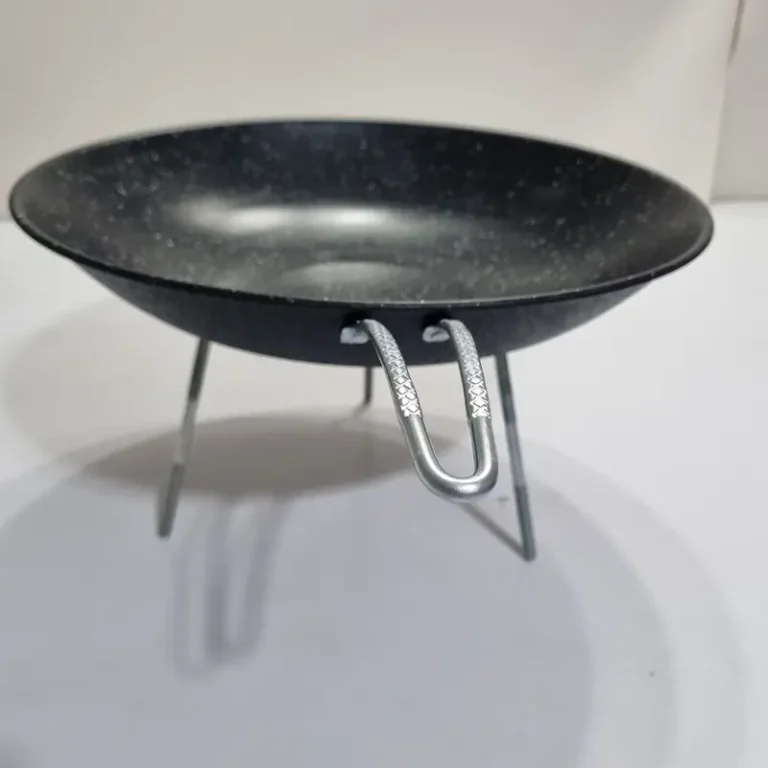 نمای کنار از تابه گرانیتی پایه دار متوسط