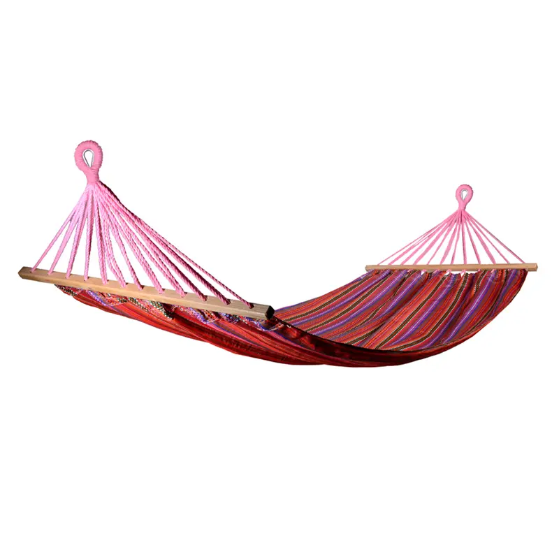 نمای 45 درجه از تخت آویز دو نفره جاجیم چوب‌دار