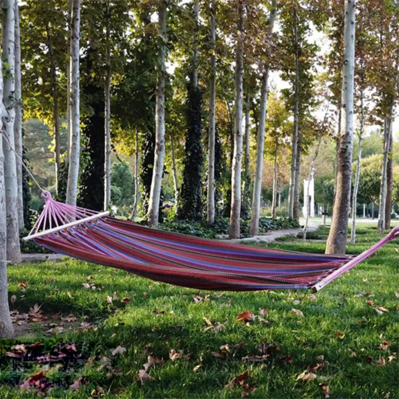 تخت آویز دو نفره جاجیم نصب شده به تنه درخت