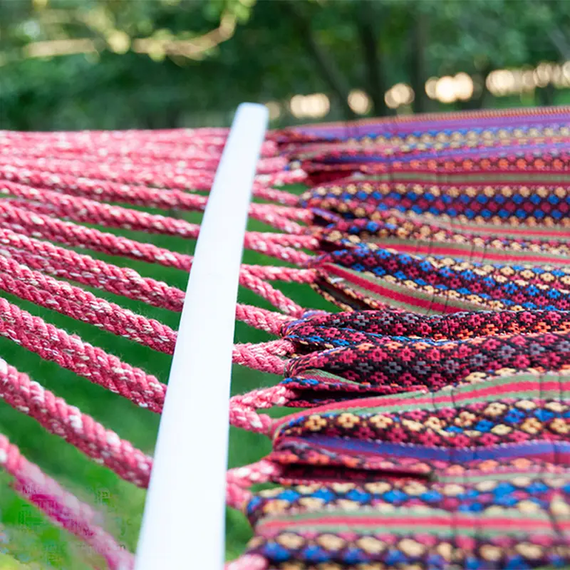 نمای نزدیک از بافت و پارچه تخت آویز یک نفره