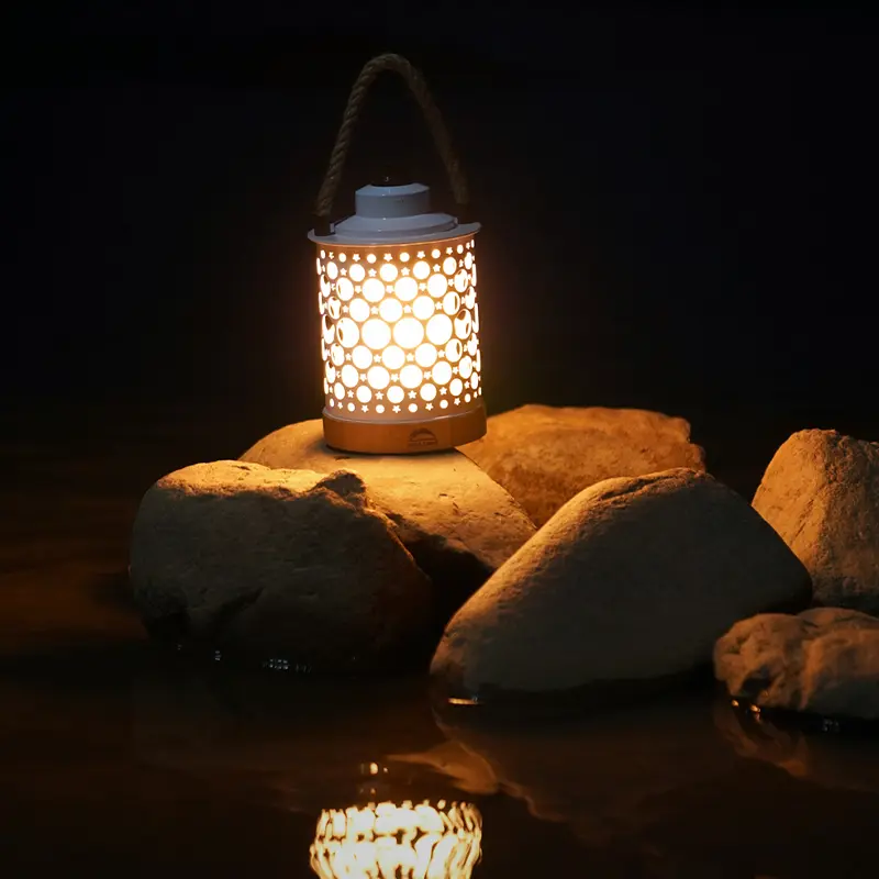 چراغ فانوسی 3.7 ولت در حالت روشن کنار آب