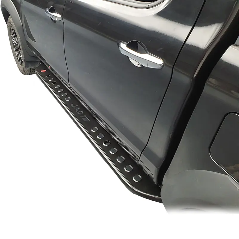 نمای نزدیک از حالت نصب شده رکاب آفرود فلزی KMC T8