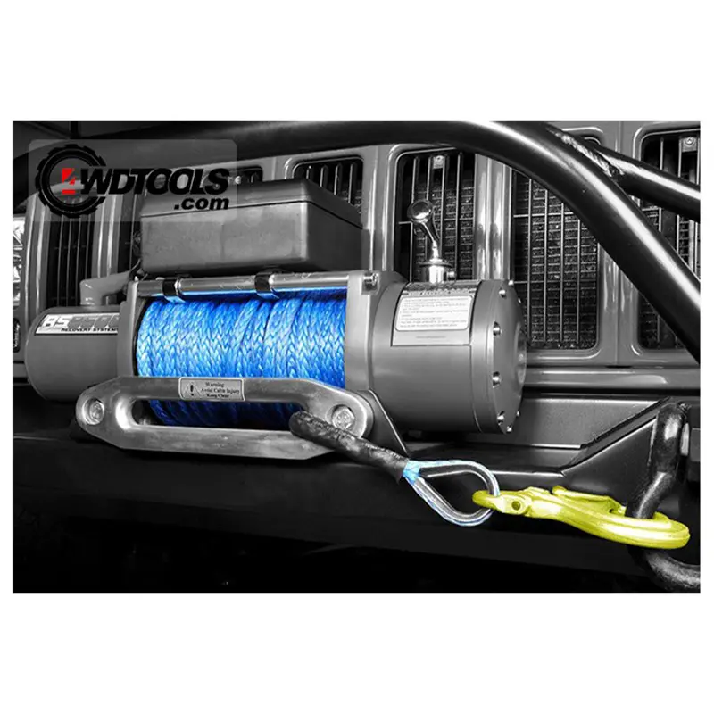 طناب سنتتیک آبی رنگ داخل وینچ نصب شده روی سپر خودرو