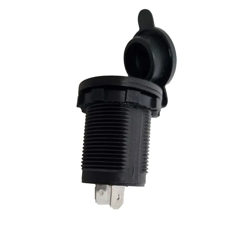 درگاه خروجی فندکی 12 ولت تو کارگرد از نمای نزدیک