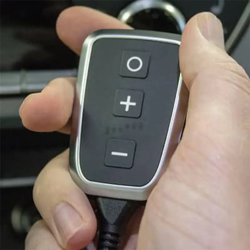 پدال باکس تویوتا پرادو سری 150 در دست یک نفر