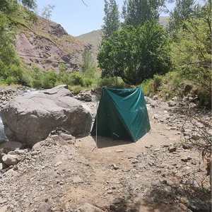 سایبان کمپینگ پلی استر تارپ نصب شده روی زمین