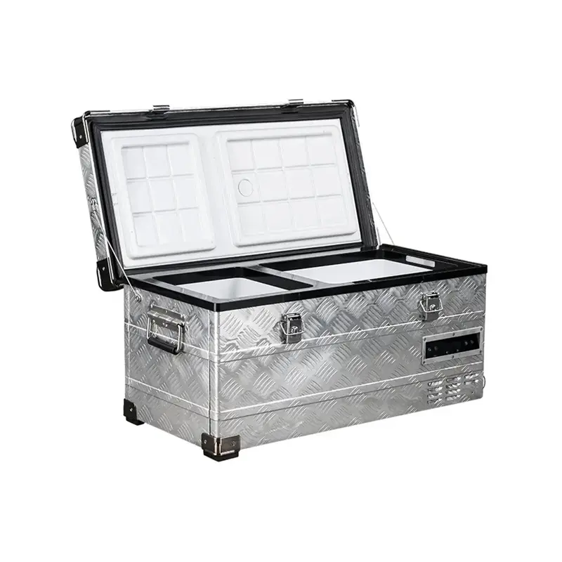 نمای 45 درجه از یخچال آلپیکول AL42 در حالت درب باز