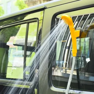 در حال استفاده از دوش نصب شده روی شیشه