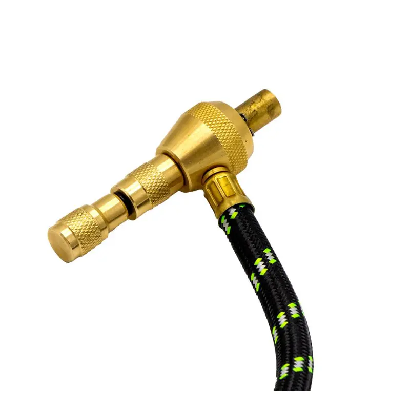 نمای نزدیک از محل اتصال نشانگر فشار باد دیجیتال