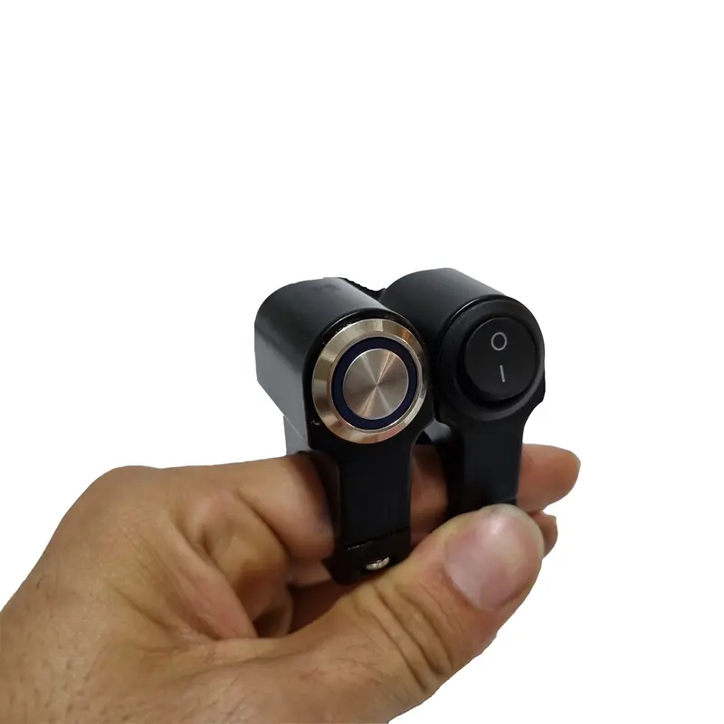 کلید پروژکتور موتور سیکلت تک کلید در دست یک نفر