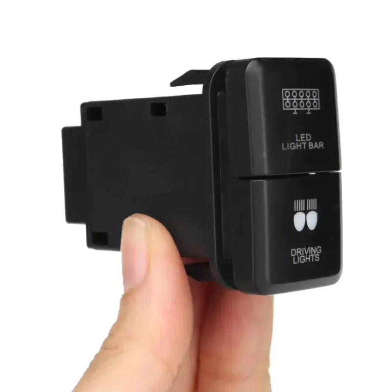 کلید طرح Bumper Lights - Rear Lights در دست یک نفر