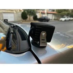 نمای پشت از پروژکتور ۴۰ وات نصب شده روی کاپوت خودرو