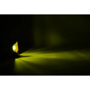 نور زرد پروژکتور 75 وات طرج باجا از نمای کنار