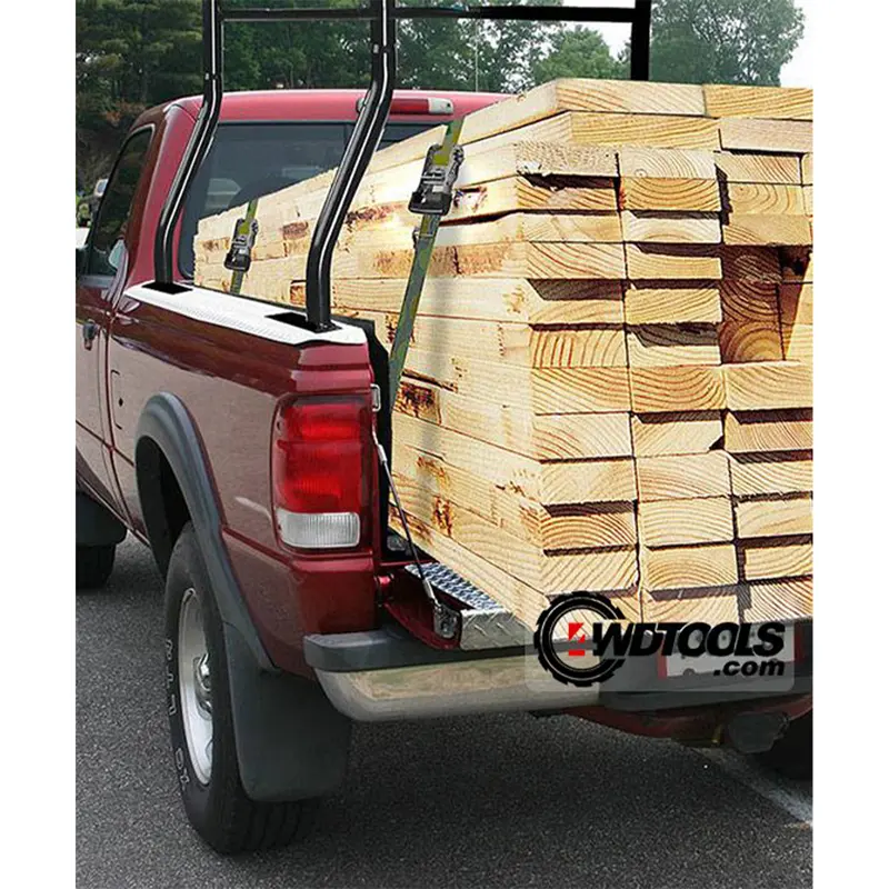 تعدادی تخته چوب مهار شده با تسمه جغجغه ای 5 تن پشت وانت