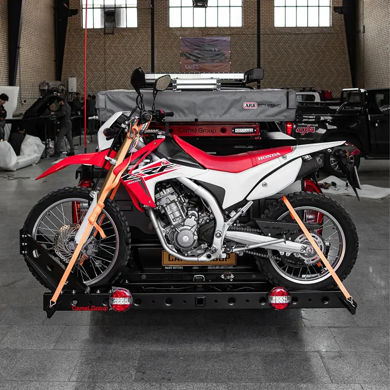 نمای روبرو از موتور قرار گرفته روی لوله محافظ کناری